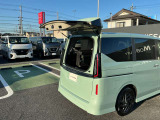 デュアルバックドア★バックドアには、後ろのクルマや壁からの距離が近い時にとくに活躍するハーフバックドアを設定!