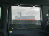 プライバシーの保護&眩しさの軽減!左右のリヤスライドドアに格納式リヤドアサンシェードを装備しています♪