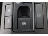 電動パーキングブレーキを搭載。スイッチ操作でパーキングブレーキを作動・解除することが可能ですので、操作の力が不要ですよ♪