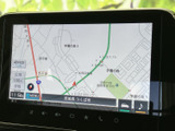 大きな画面に地図や道路情報が表示され、現在地や周辺の道を確認しやすい構成です。画面下部には時刻やメニューも見やすくまとまり、移動中の目的地確認をスムーズにサポートします。