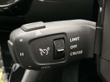アクティブクルーズコントロール(セーフティーブレーキ付き)が標準装備されております。設定した速度内で、前車の速度に合わせて加減速を行い、一定の車間を保ちます。高速道路はもちろん、一般道でも活躍する機能