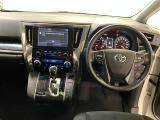 運転席周りのレイアウトをご覧ください。ナビゲーションが綺麗に装着されすっきり収まってますね!