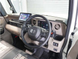 ◆視界広々で非常に運転しやすくロングドライブでも疲れを感じさせないすっきりとまとまったインパネ周りです。