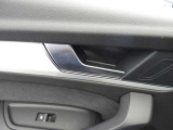 シンプルさと機能性が両立しており、ドイツ車らしい良いインテリアになっています。手の込んだ手法で静かで快適な室内を実現させています。