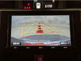 バックガイドモニター付きです。車の後方に小型カメラが付いており、バックする際の後方の様子をモニター上に表示します。