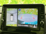 後方の映像に加えて車両周辺を見渡す表示があり、駐車時や狭い場所での確認に役立ちます。画面上のガイドも目安にしながら、周囲に注意して操作できます。