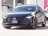 MAZDA3 FASTBACKの低く構えたボディと車両全体を確認できます。