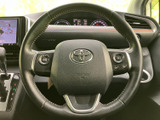 手元にスイッチを備えたステアリングで、運転姿勢を保ちながら各種操作を行いやすい仕様です。メーターの視認性にも配慮された配置で、日々の運転を支える装備です。