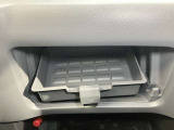 グローブボックスには車検証ボックス付き!