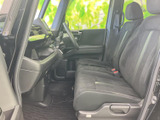 運転席と助手席が並ぶ前席は、座面にゆとりがあり、乗り降りもしやすい配置です。前方の窓から視界を確保しやすく、同乗者と一緒に落ち着いて過ごせます。