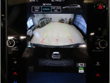 後方の映像を車内の11.6インチディスプレイに表示。 ステアリング操作に連動して動くガイドラインが、駐車や車庫入れをよりスムーズにサポート。狭いスペースでも安心して操作できる頼れる機能です。