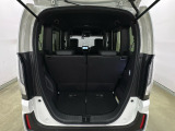 開口部も広く荷物の積み下ろしもしやすいお車となっております。シートの背もたれは5:5の割合で背もたれを可倒でき、前後のシートスライドもできるので荷室をひろげることができます。