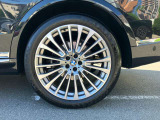 【BMWアロイホイール】軽量かつ強度に拘ったアロイホイール。走行性能ポテンシャルを引き出す設計。タイヤのサイドウォールが強化されたランフラットタイヤは、パンク時にタイヤがつぶれてもリムから外れません。
