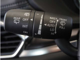 【オートワイパー機能】レバーをAUTOの位置にしているとき、レインセンサーが雨を感知すると、雨量に応じて、ワイパーが自動で作動します。