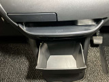 お気に入りのCDなどが収納できる格納式ボックス★
