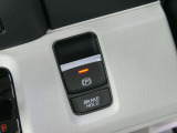 スイッチ操作でパーキングブレーキをオン/オフできる電子制御パーキングブレーキ。発進時にアクセルペダルを踏めば、自動的に解除されます。