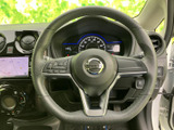 握りやすい形状で、運転姿勢を保ちながら手元のスイッチ類にも目を配りやすい配置です。メーターやナビ画面との位置関係も自然で、日々の運転をサポートしてくれます。