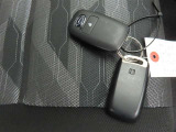 スマートキーです。バッグやポケットに携帯していれば、キーを取り出さなくてもドアの解錠・施錠ができます。エンジンの始動はブレーキを踏みながらパワースイッチをワンプッシュするだけです。