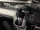 インパネシフトだから視線の移動も少なく足元もスッキリ♪運転席もゆったりしているのでゆとりを持ってドライブできますね!