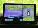 周囲の映像を画面上で確認できる表示に切り替わっています。車の周辺状況を把握する際に役立つ装備で、画面表示を見ながら停車時の確認にも活用できます。