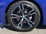 BMW純正アルミホイール。洗練されたデザインで、足元の個性を引き立てます。