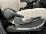 【運転席シートリフター】 体格に合わせたドライビングポジションに調整できます。