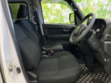 運転席まわりは窓が大きく、前方や側方の様子を確認しやすい印象です。シートには柄入りの生地を採用し、足元にもゆとりが感じられる落ち着いた空間に仕上がっています。