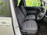 前席はゆったりとした座面と背もたれで、運転席・助手席ともに落ち着いて座れる空間です。ドア側から乗り込みやすく、足元まで見渡しやすい清潔感のある室内です。