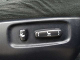 運転席はパワーシートなのでお好みのドライビングポジションに調整可能です♪