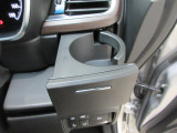 運転席右側の手の届きやすい位置にもドリンクホルダーがあります。
