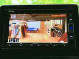 テレビ映像を画面に表示でき、停車中の休憩時間にも番組を楽しめます。画面は見やすいサイズで、操作ボタンも周囲に配置されているため、停車時に使いたい機能を選びやすい装備です。