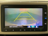 リバースギアに入れるだけで後方の表示へ切り替わります。夜間や雨の日の駐車も楽になりますよ。