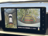 車両周囲を上方と後方の映像で確認でき、進路の目安となるガイド線も表示。駐車時の周囲確認を助け、車庫入れや切り返しの際にも役立つ装備です。