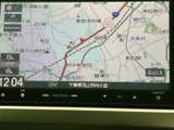 地図上に現在地や道路、周辺施設が表示され、目的地までのルート確認に便利です。画面で周辺の位置関係を把握しやすく、初めての場所へのお出かけにも役立ちます。