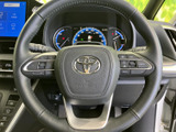 手元にオーディオや運転支援に関するスイッチがまとまり、視線を大きく移さず操作しやすい配置です。握りやすい形状で、日々の運転をサポートします。