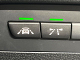 ●レーンキーピングアシスト:走行車線の逸脱を教えてくれる機能。走行時に、クルマが車線から外れていることをカメラが検知すると、ステアリングを微振動させてドライバーに警告します。