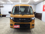 当店では専任のメカニックが大切なお客様のお車を一台一台丁寧に整備いたします。自社認証工場にてリフトアップし下回りまでキッチリ検査いたします。
