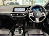 コックピットは、BMWらしくセンター・コンソールがドライバーに向けて傾けられた設計になっています。