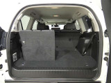 三列目シートは、折りたためますので大きなスペースが出来ちゃいます。キャンプ用品など大きな荷物もばっちり収納可能です♪