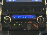 デュアルオートエアコン付きです。運転席・助手席でそれぞれ吹き出す風の温度や風量など自動調整してくれます。