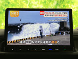 テレビ番組を大きく表示でき、ニュースなどの情報を画面で確認できます。停車中の待ち時間にも活用しやすく、日常の移動に便利なエンターテインメント装備です。