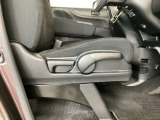 【前席】運転席にはシート高を調整できるハイトアジャスターが装備され、幅広いシートポジションの設定が可能になっております♪
