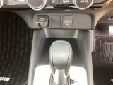 スマートフォンなどの充電に便利なUSBジャック。運転席からも助手席からも使いやすいです。