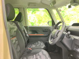 大きな窓から光が入り、運転席まわりの見通しも確保しやすい空間です。柄入りのシートとドアのアクセントが程よくまとまり、毎日の乗り降りも心地よくお使いいただけます。
