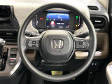 インテリアに合わせたデザインのステアリングは、運転される方のことも考え、運転しやすい形状、大きさです。是非一度、実際に触ってお確かめください。