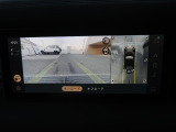 サラウンドカメラにより車両周囲の状況をモニター上で分かりやすく表示。駐車や車庫入れの際に役立つ人気装備です。