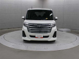 エアロバンパーやメッキフロントグリル、専用LEDフロントフォグランプ+LEDイルミネーションランプなどが採用されたスポーティなエクステリアです。