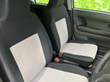 明るい色を組み合わせたシートが車内にほどよいアクセントを添え、座面と背もたれもすっきりした印象です。窓から外の様子を確認しやすく、運転席・助手席とも落ち着いて過ごせます。