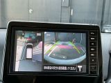 アラウンドビューモニターは、車両の周囲を360度見渡せるカメラシステムです。駐車時の死角をなくし、安全な運転をサポートします。駐車時の死角をなくして、安心・安全な運転を実現できます。
