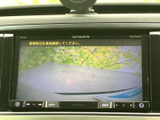 車両周辺をモニターで確認できるため、駐車時や狭い場所での取り回しをサポートします。画面で周囲の様子を見ながら、落ち着いて車庫入れを行いたい方に便利です。